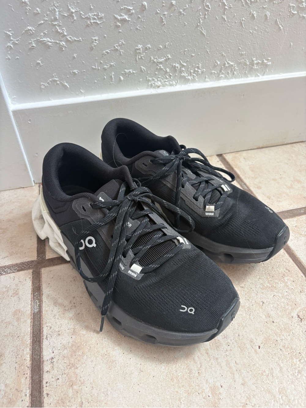 OnCloud Cloudflyer Black White Running Shoes Women’s 9.5